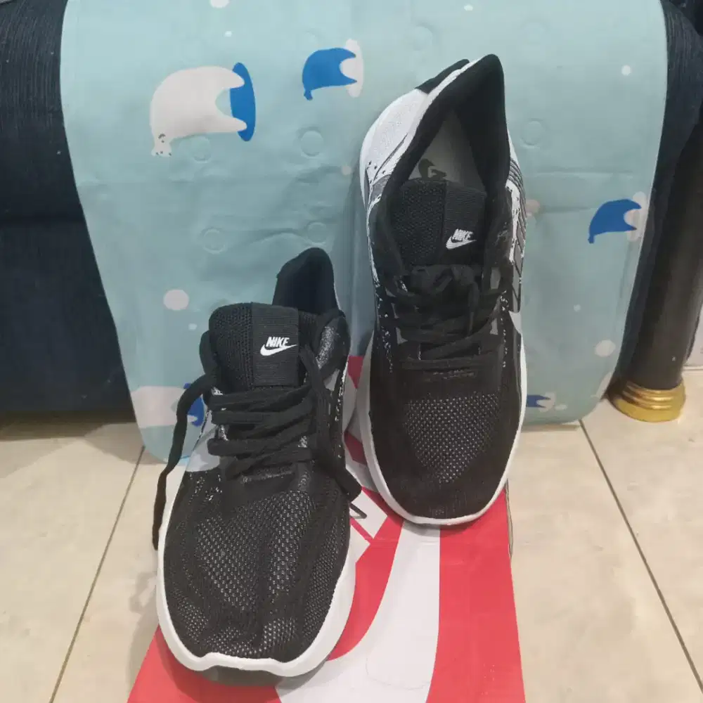 Sepatu Sneakers Wanita atau Pria