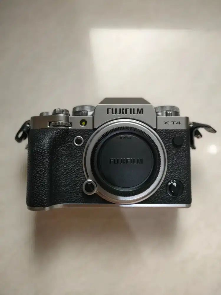 FUJI FILM XT4 body Silver