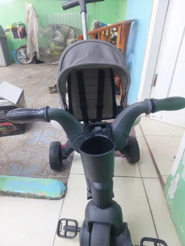 Sepeda stroller anak roda 3 dilipat.