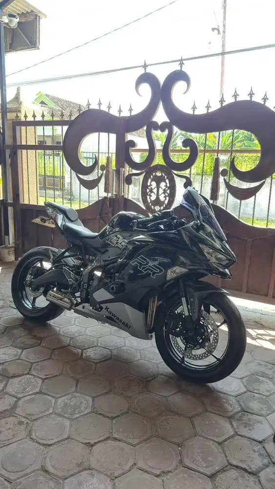 Dijual Kawasaki Zx25r  non ABS tahun 2022. Harga nego!!