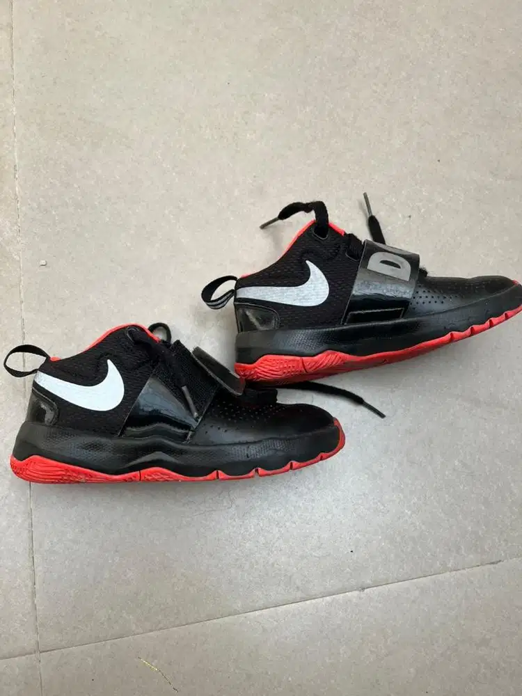 Sepatu anak nike hitam size 18cm masih bagus banget.