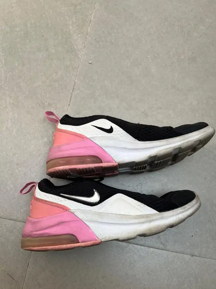 Sepatu Nike Hitam pink size 20cm untuk perempuan.