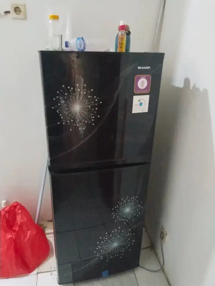 Lemari es 2 pintu merk sharp