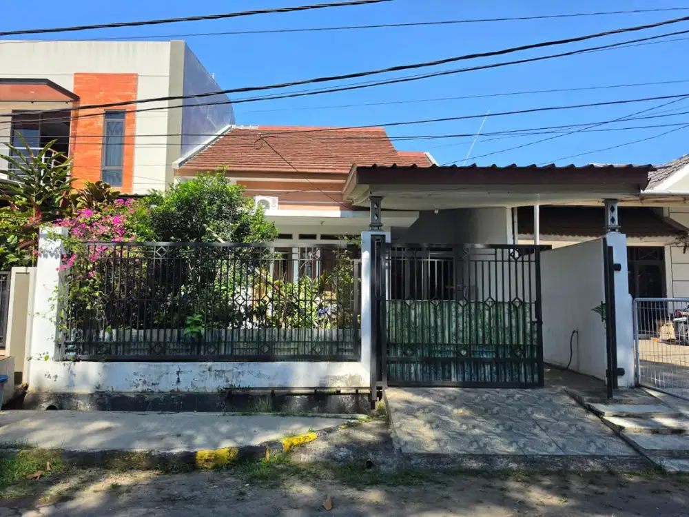 Rumah Asri Hadap Taman dan Row Jalan Lebar Dekat Kawasan Kuliner di Medang Lestari Gading Serpong