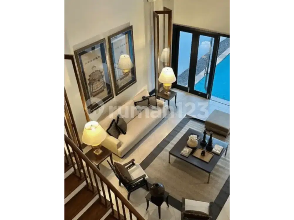 Disewakan Rumah Mewah dg Private Pool Graha Family,Surabaya Barat