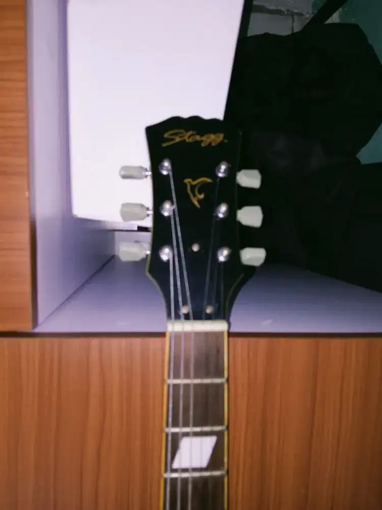 GITAR LANGKA MERK  STAGG  MODEL LES PAUL