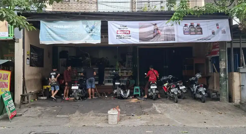 karyawan toko bengkel