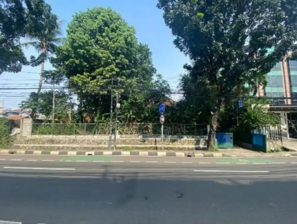 Jual di bawah NJOP: Rumah besar di jalan raya Jl. Dr. Saharjo, Tebet