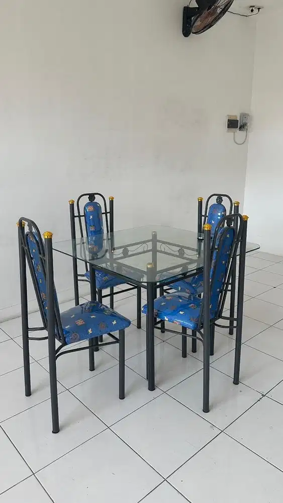 Satu set meja makan + kursi