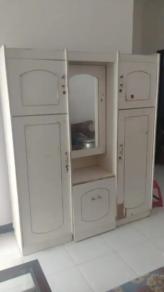Lemari Pakaian 3 pintu
