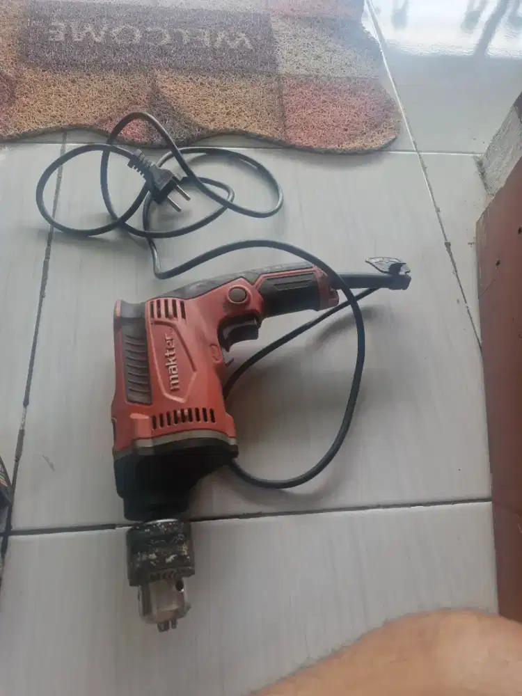 2 bor listrik merk krisbow dan satu.lagi merk Maktec
