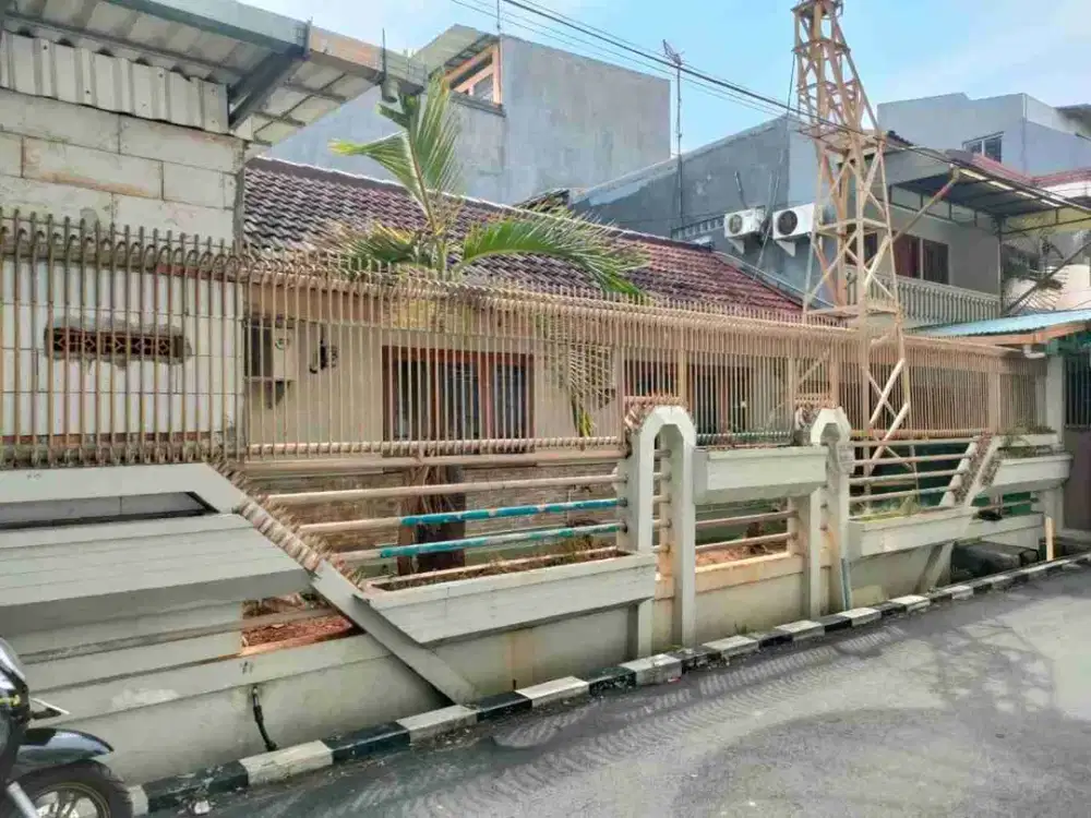 Rumah besar rapih 1,5 lantai disewakan semi furnished lingkungan nyaman Sunter Jakarta Utara