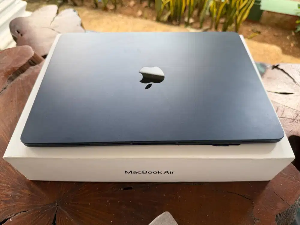 Macbook Air 13 16GB 512GB Masih Garansi LIKE NEW