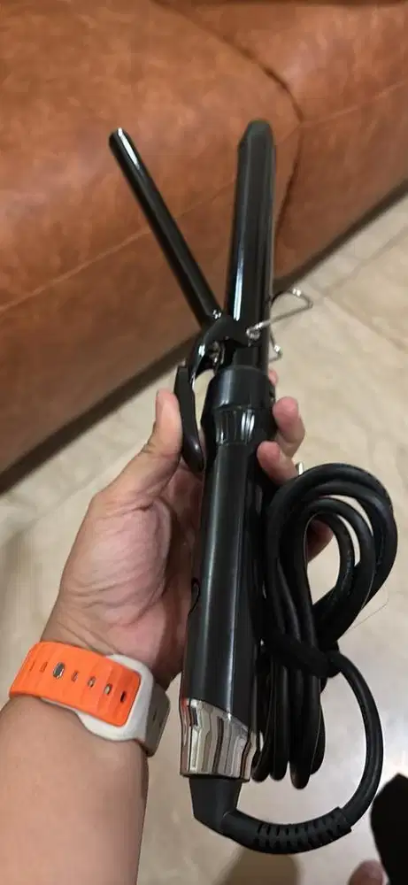 Curly dryer warna hitam