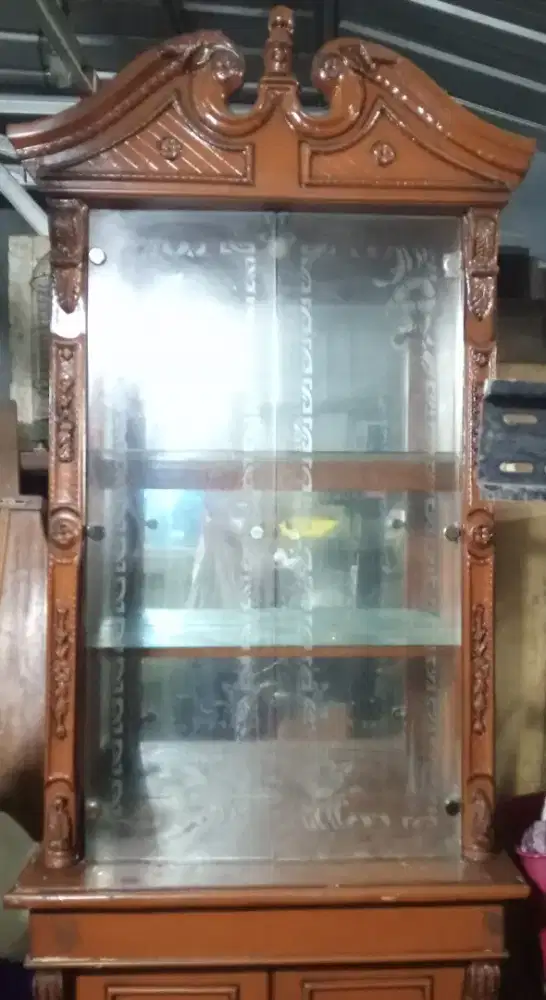 Lemari Kaca Ruang Tamu