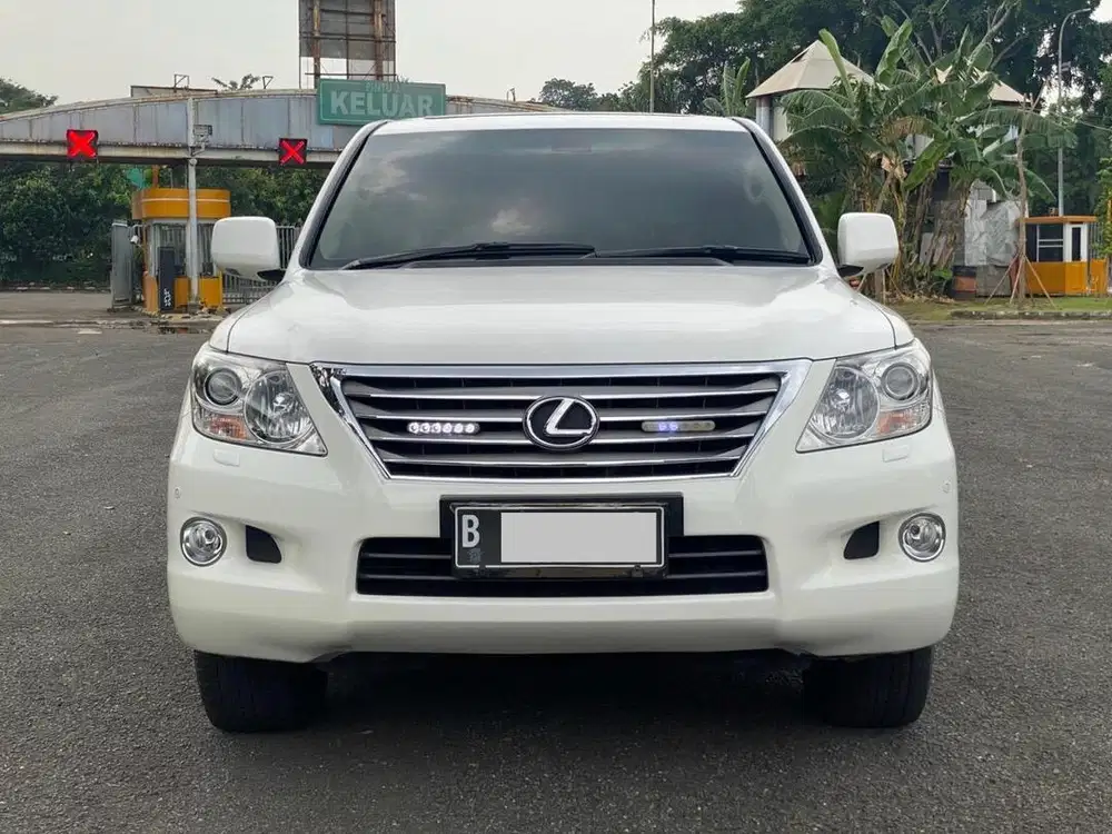 LOW KM!! LEXUS LX570 AT PUTIH 2011