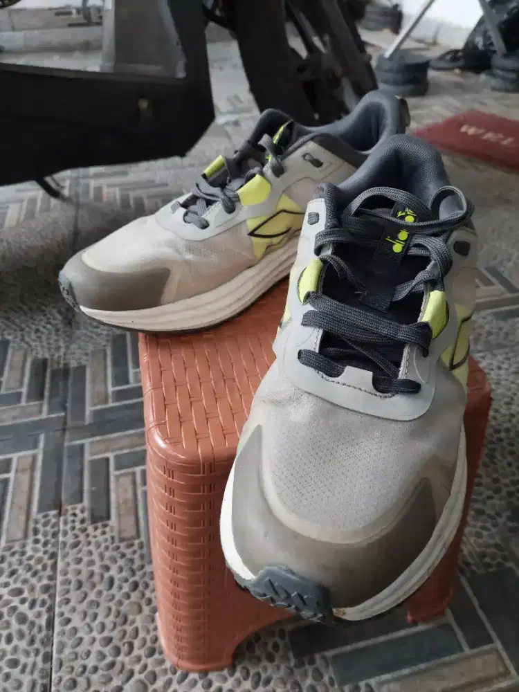 Sepatu Diadora uk 43