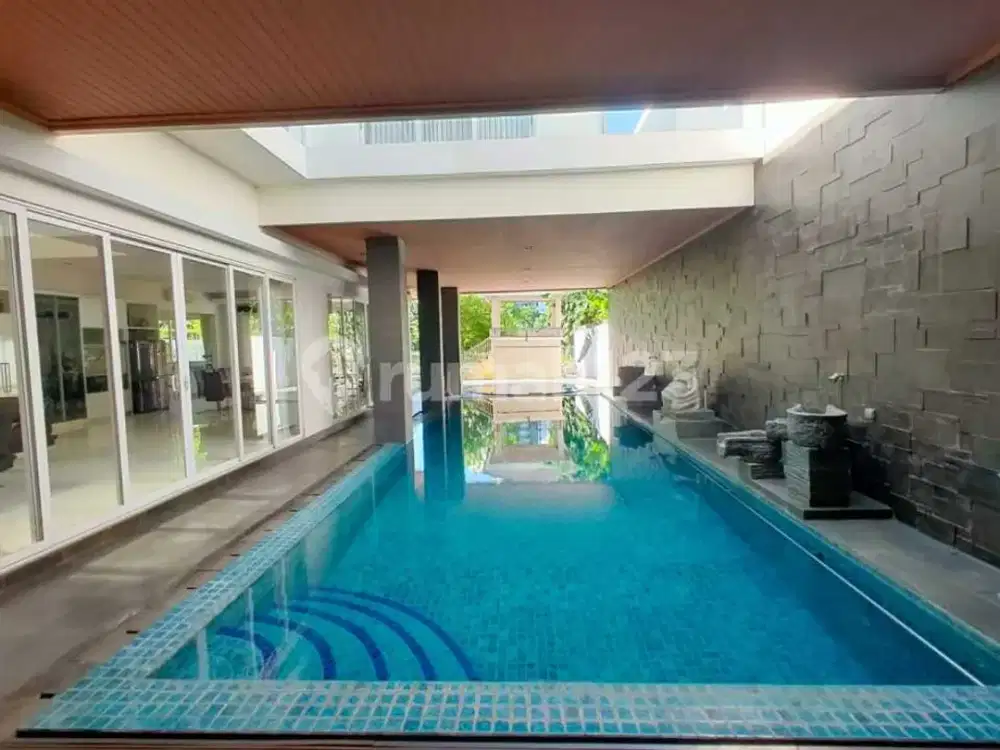 Dijual Rumah Mewah Graha Family Ada Pool