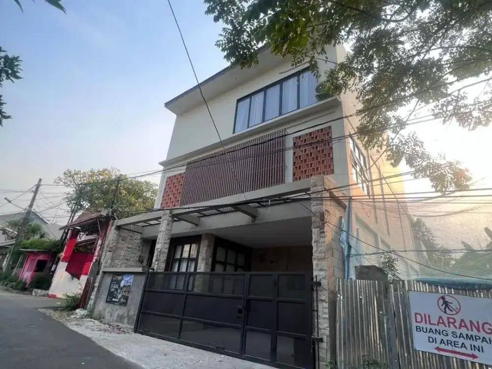 956 Rumah Cantik + Rooftop Siap Huni, Semi Furnish di Cirendeu, Ciputat Timur - Tangsel