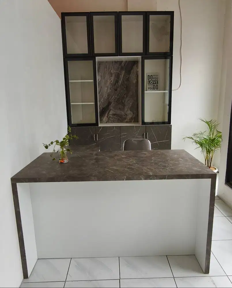 Meja Kerja Direktur Minimalis + Lemari Backdrop Pajangan