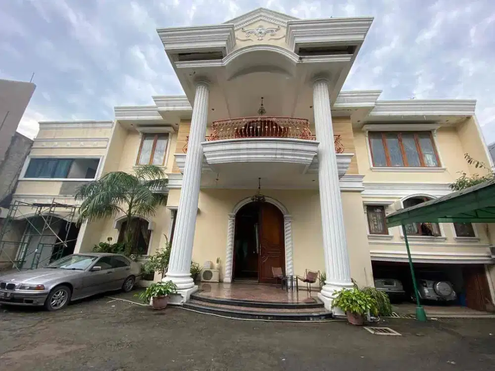 Dijual rumah mewah harga di bwh Njop rumah siap huni halaman luas di Pejaten
