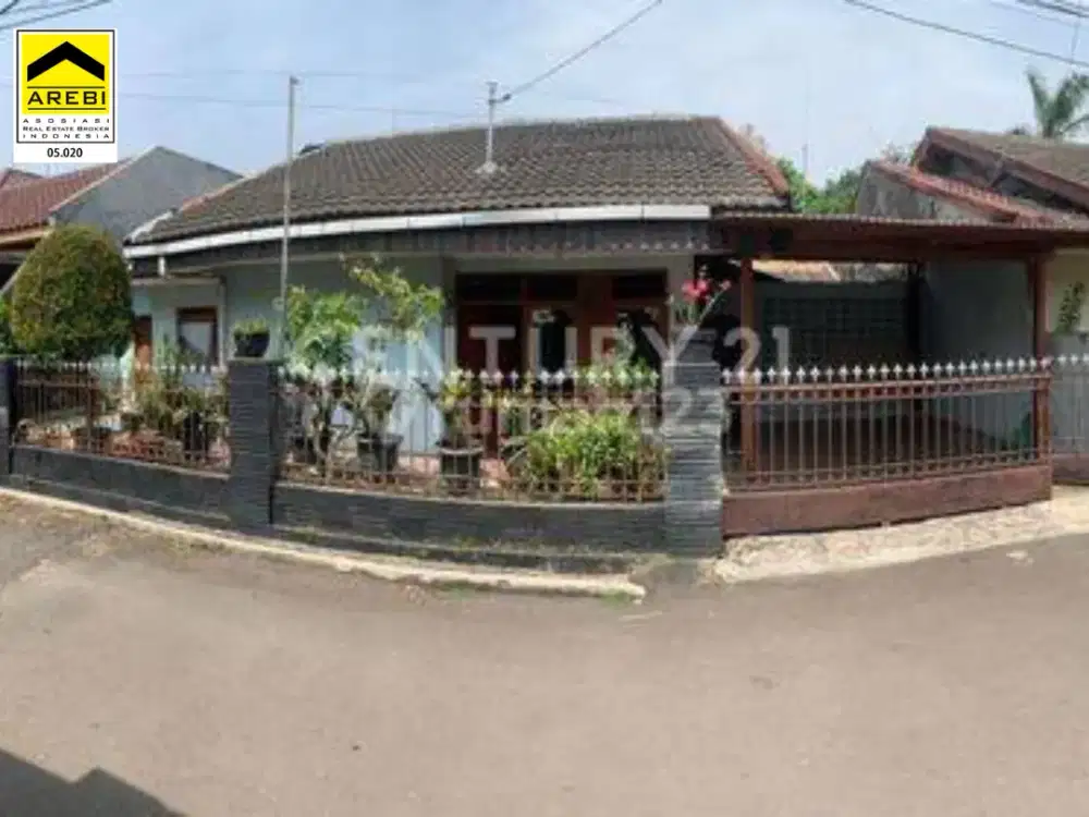 Hunian Luas dan Nyaman dengan Halaman Belakang Lega Komplek Riung Bandung