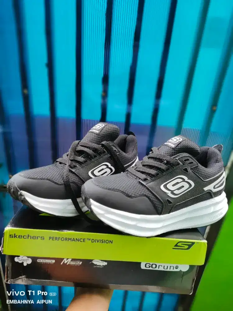 Sepatu lari empuk cakep