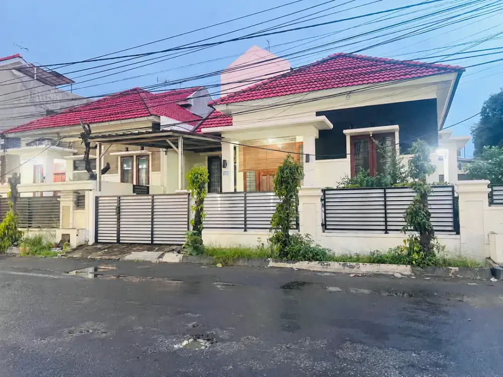 Disewakan Rumah Luas Pinggir Jalan Utama Di Galaxy