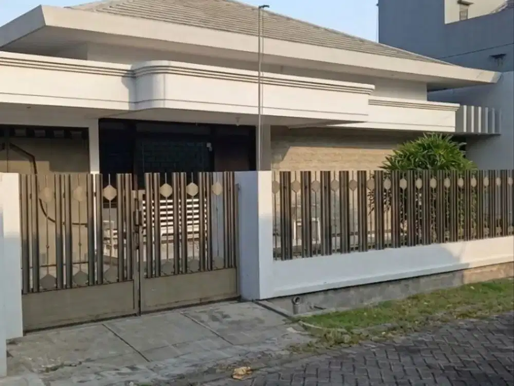Rumah Manyar Tirtoasri Akses mudah, Hadap : Utara Listrik : 3300 W