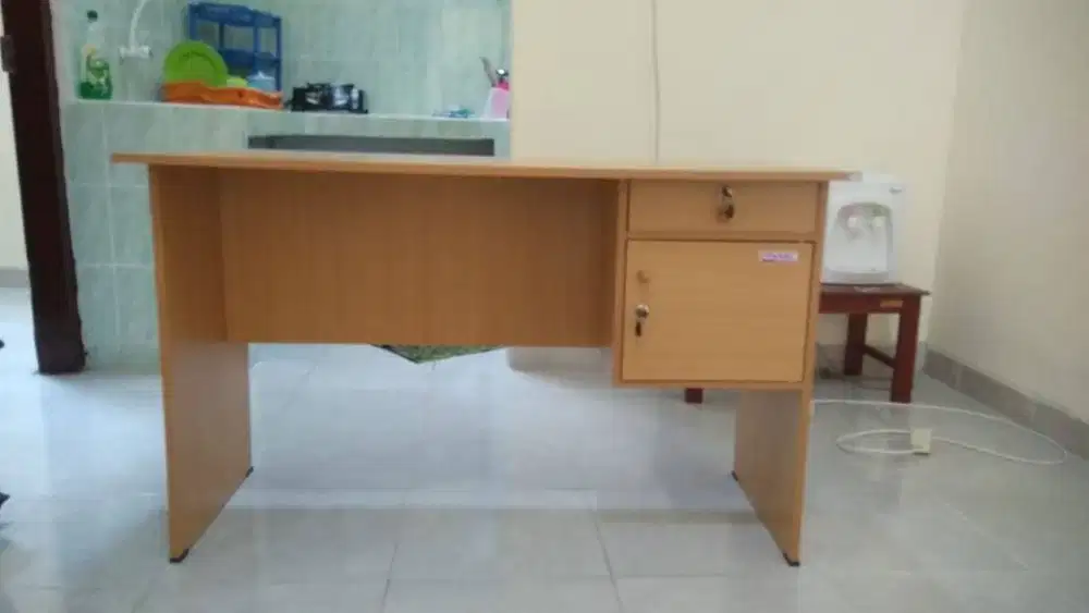 MEJA KANTOR KUAT