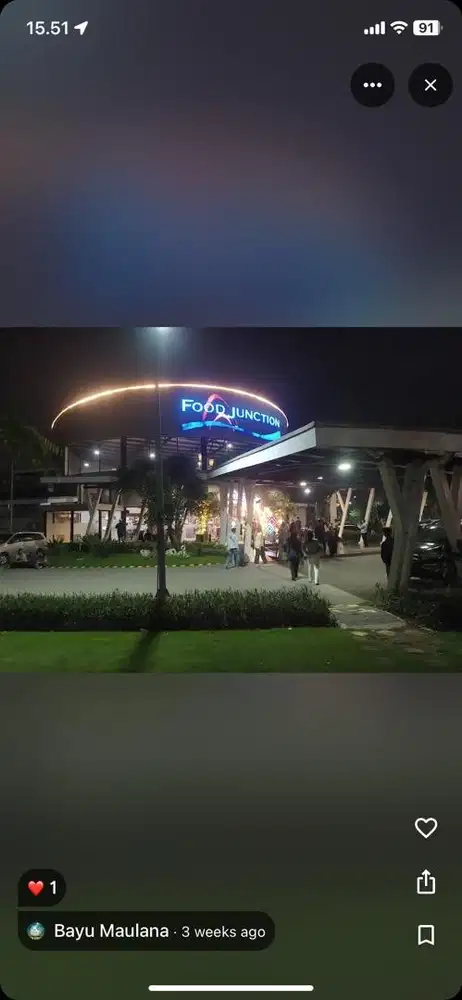 Pegawai Jaga Stand Makanan Food Junction