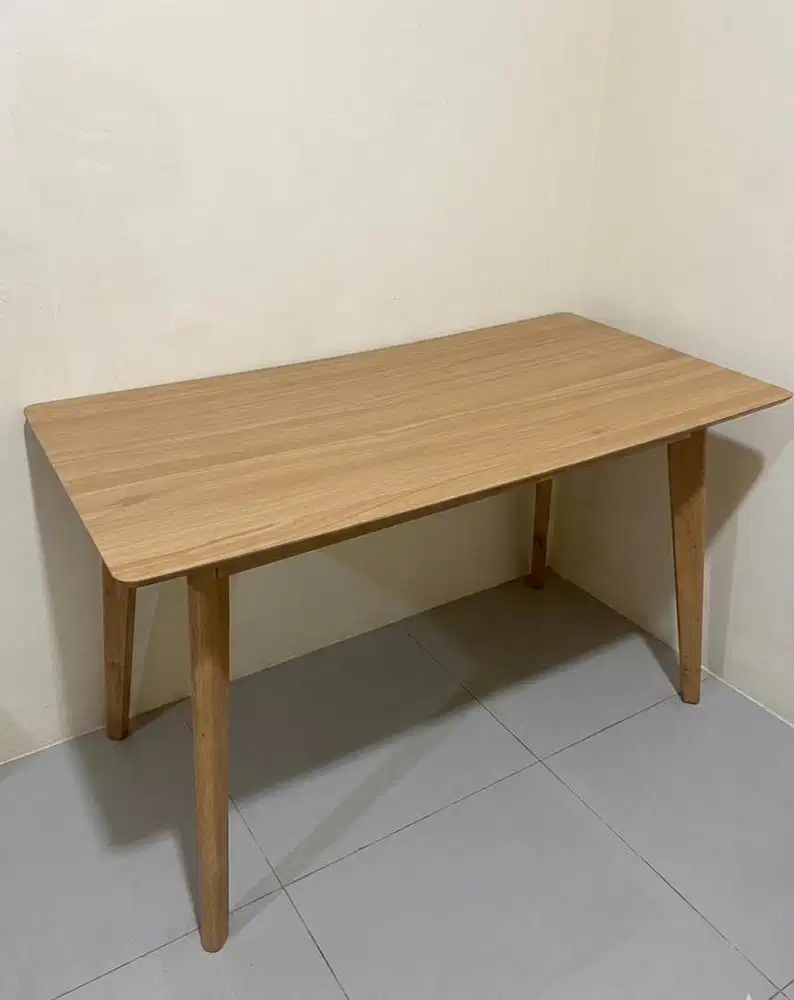 Meja belajar desain minimalis estetik