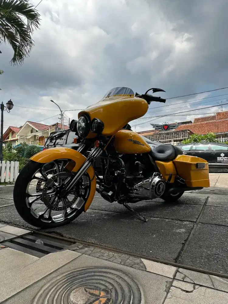 Harley Street Glide Kuning 2013