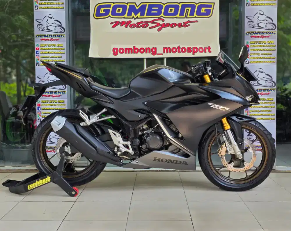 HONDA CBR 150R 2023 KM 400 perak