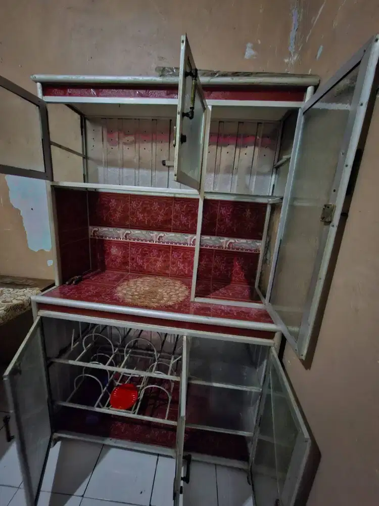 Dijual rak piring  3 pintu kondisi masih bagus