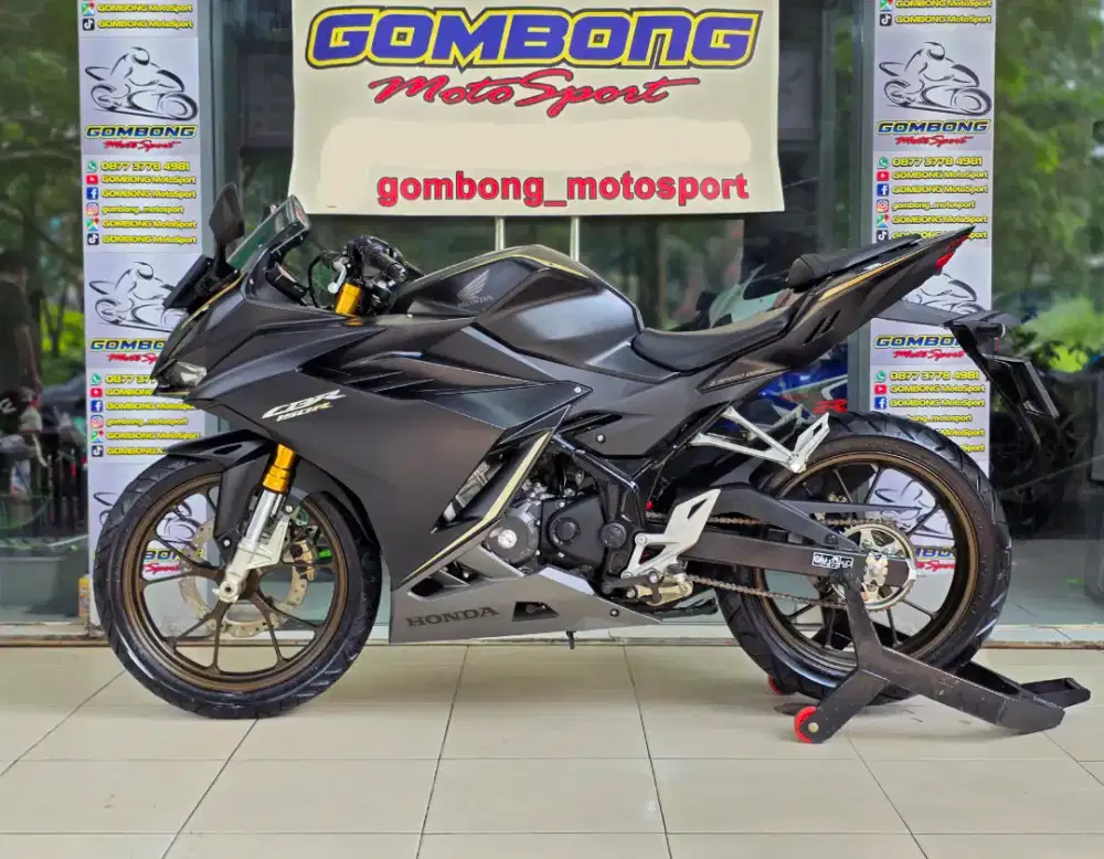 HONDA CBR 150R 2023 KM 400 perak