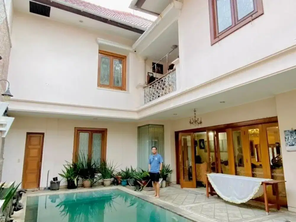 Dijual Rumah Mewah Strategis Semi Furnished Ada Swimming Pool Dekat Mall Bintaro Plaza di Sektor 1 Bintaro Rn-18187