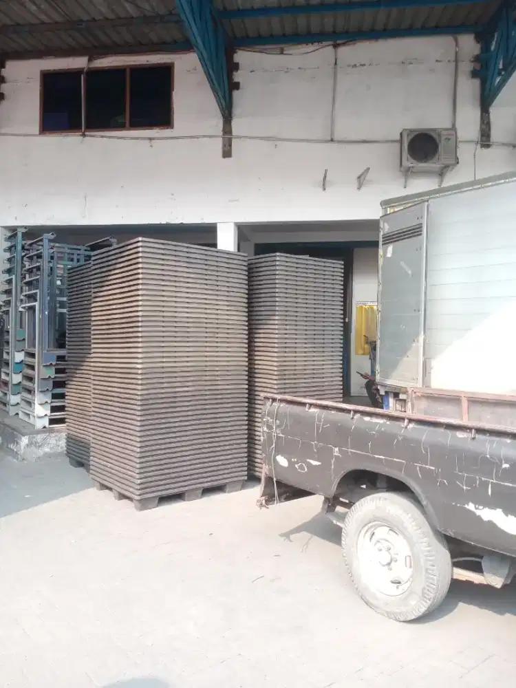 Pallet plastik second layak gudang