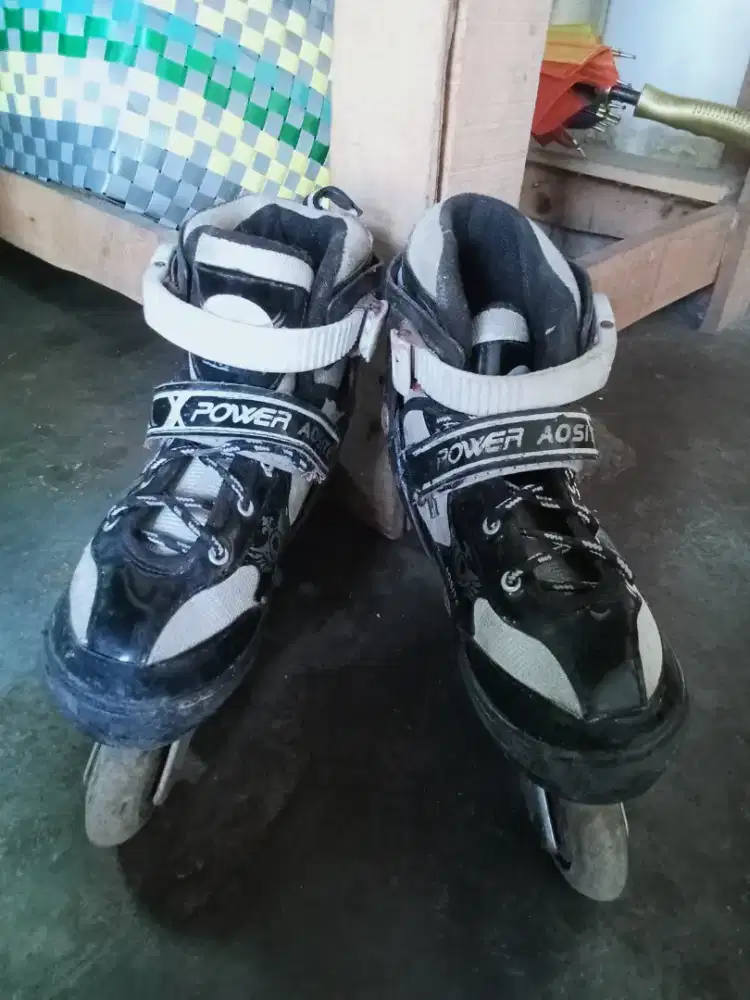 Sepatu roda bekas