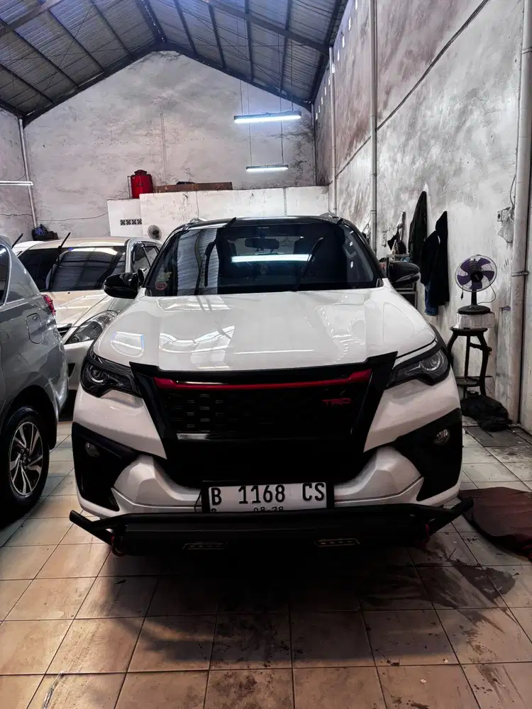 TOYOTA FORTUNER 2018 TRD PUTIH METIK