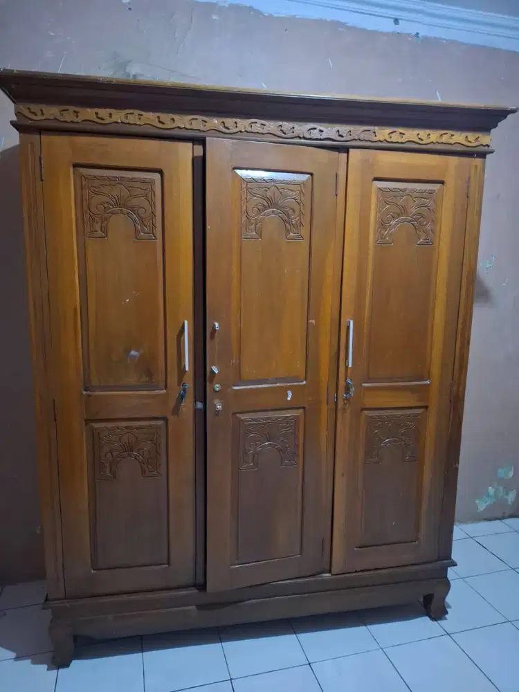Dijual Lemari pakaian bahan jati kondisi seperti baru