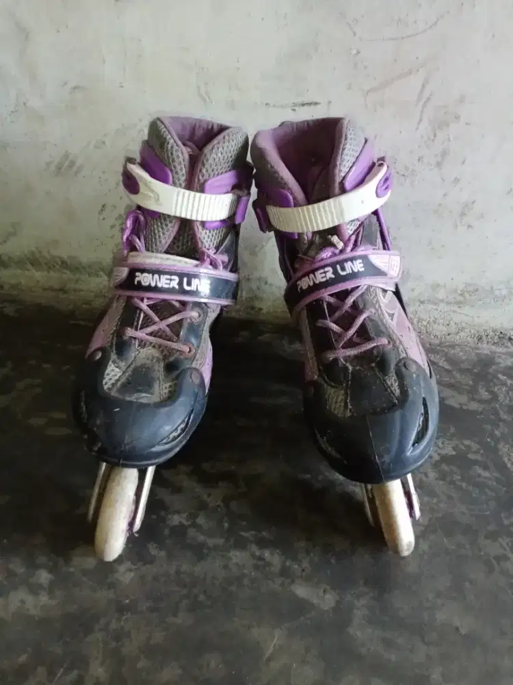 sepatu roda warna ungu