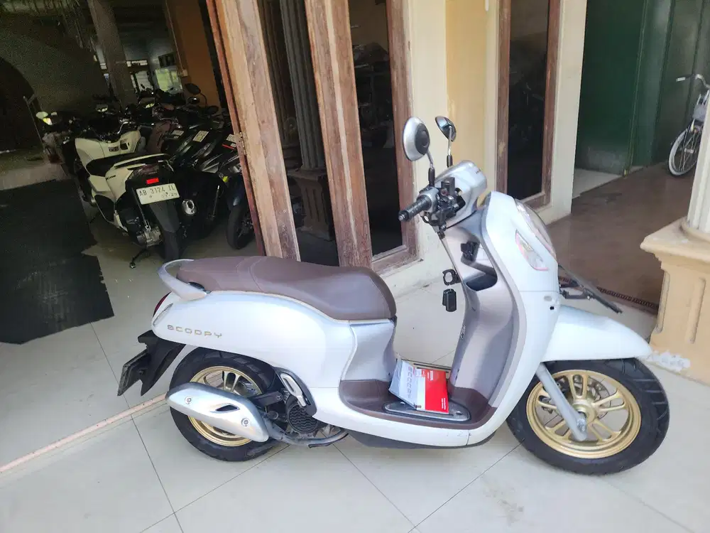 Scoopy prestige keyless remote 2 putih Gbm