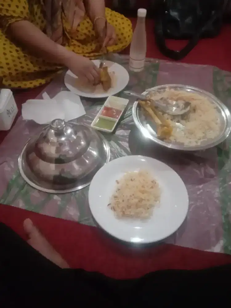 Dibutuhkan 2 orang tuk jualan ayam goreng