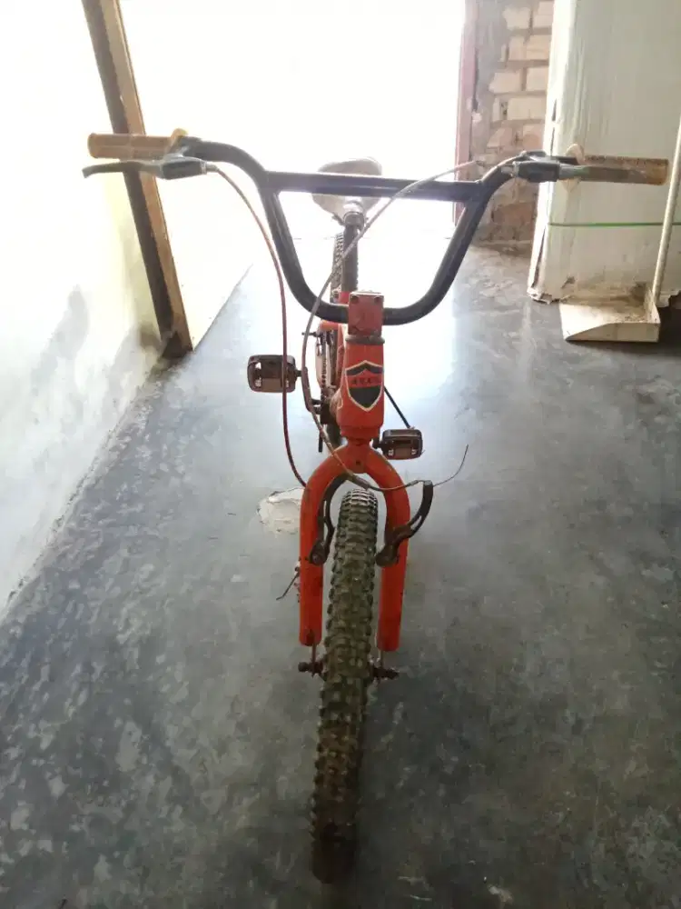 sepeda warna merah