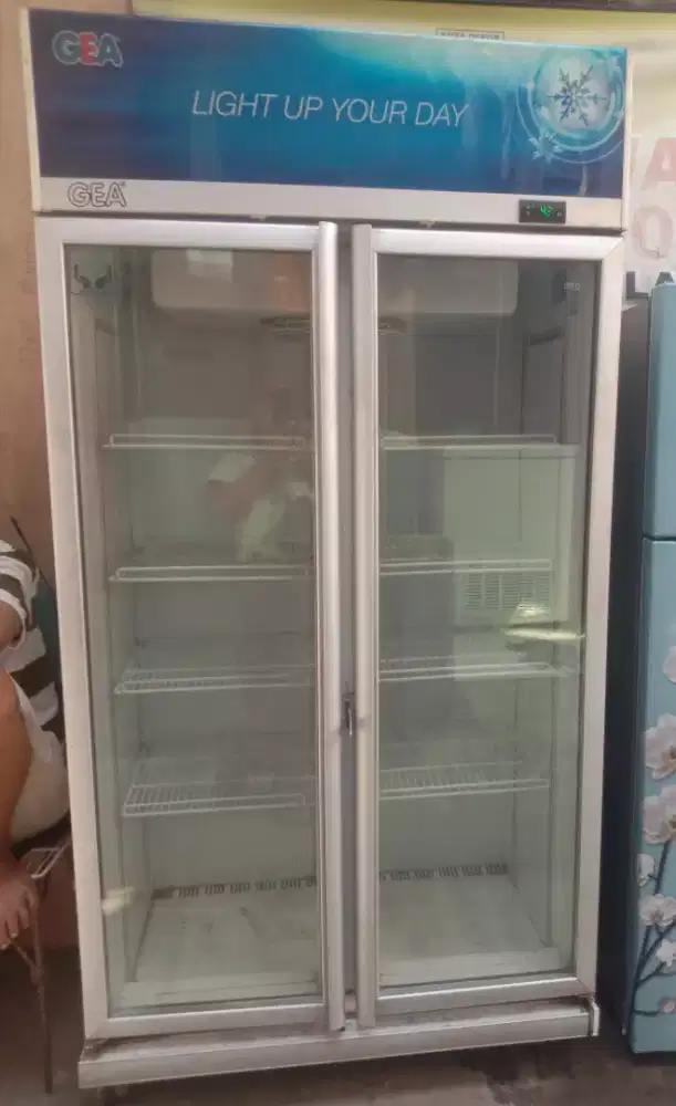 Showcase GEA 2pintu