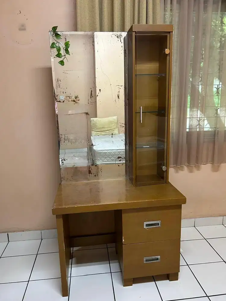 Meja rias bekas