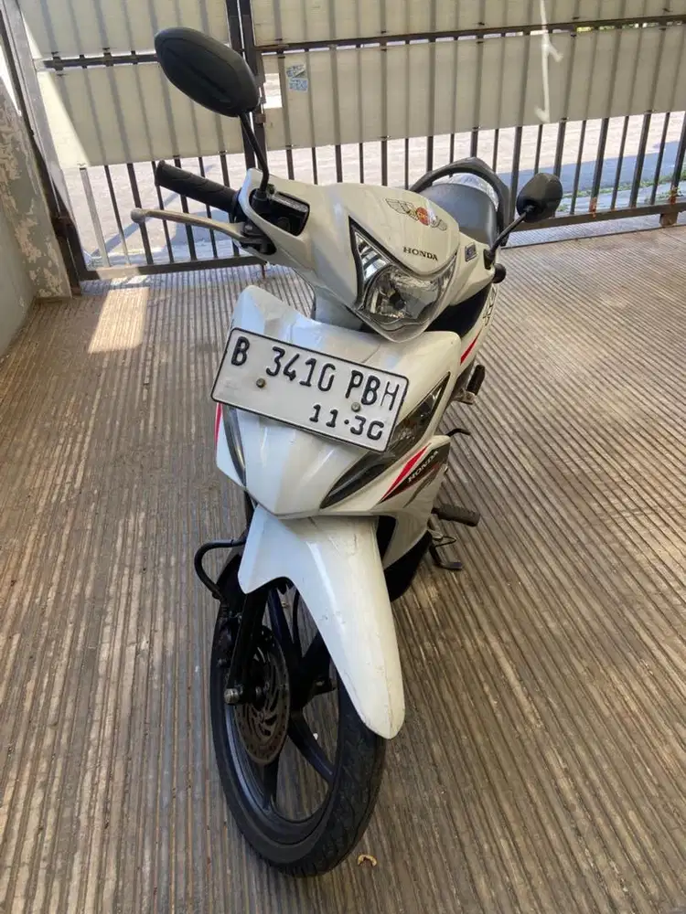 Jual Motor Revo Fi Putih 2015