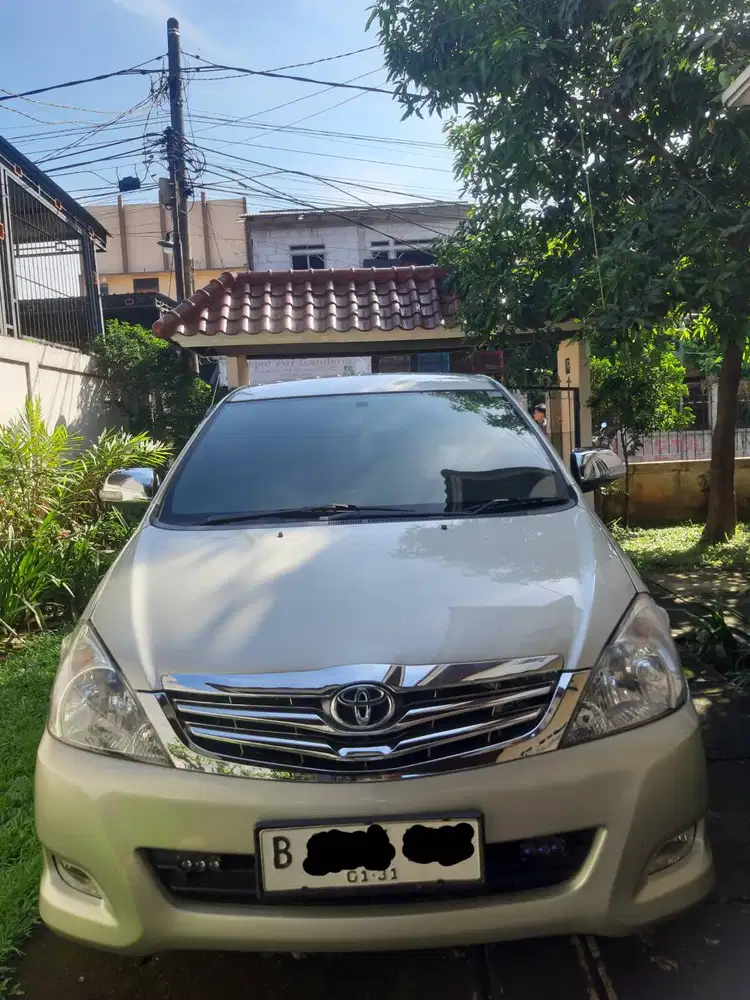 Kijang Innova (2011)