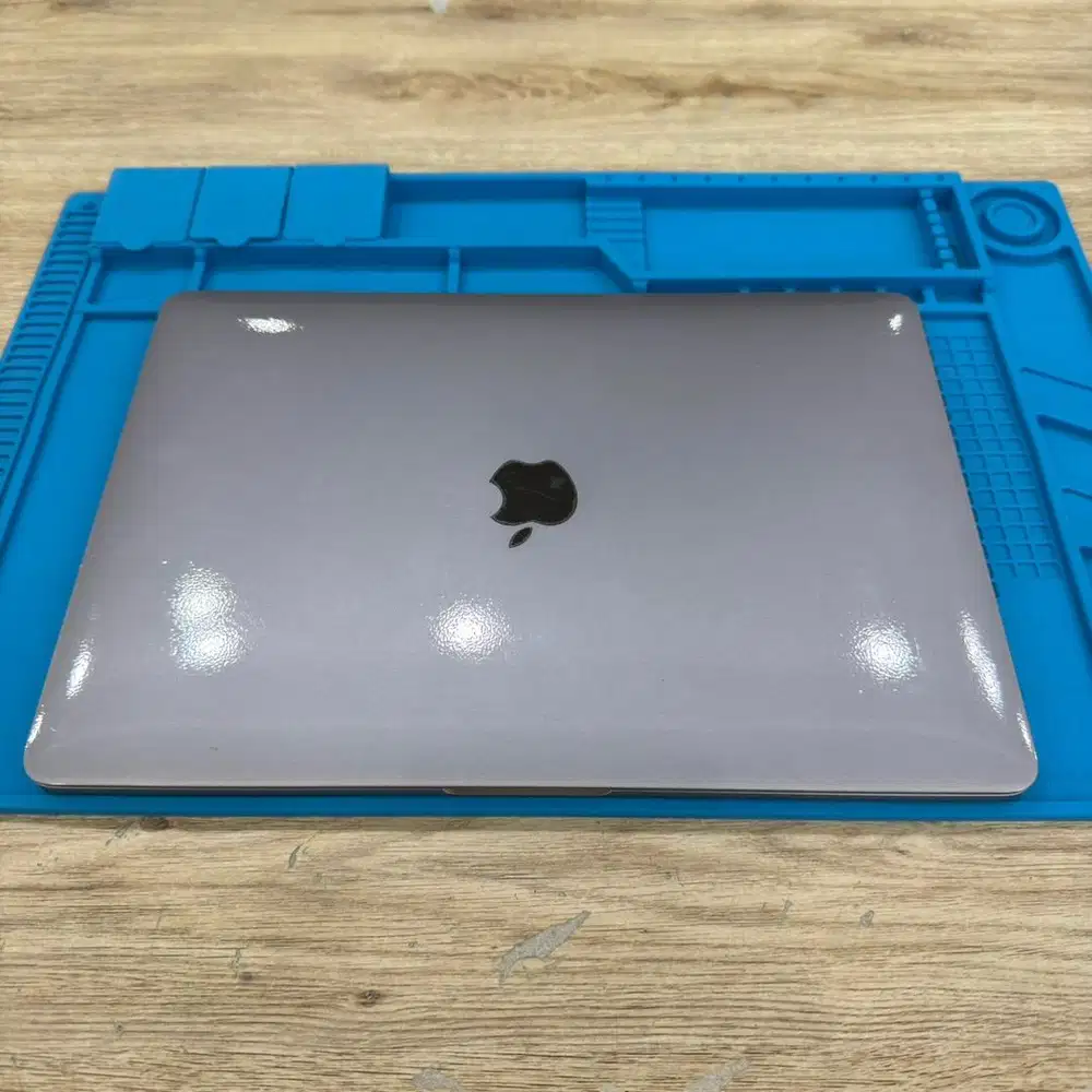 Macbook Pro 2017 8/256Gb touch bar 13 inch